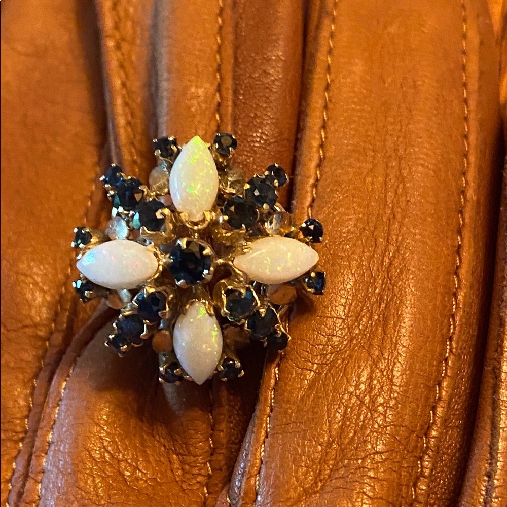 Elegant 18 K Gold Sapphire and Opal Ring - Picture 7 of 7